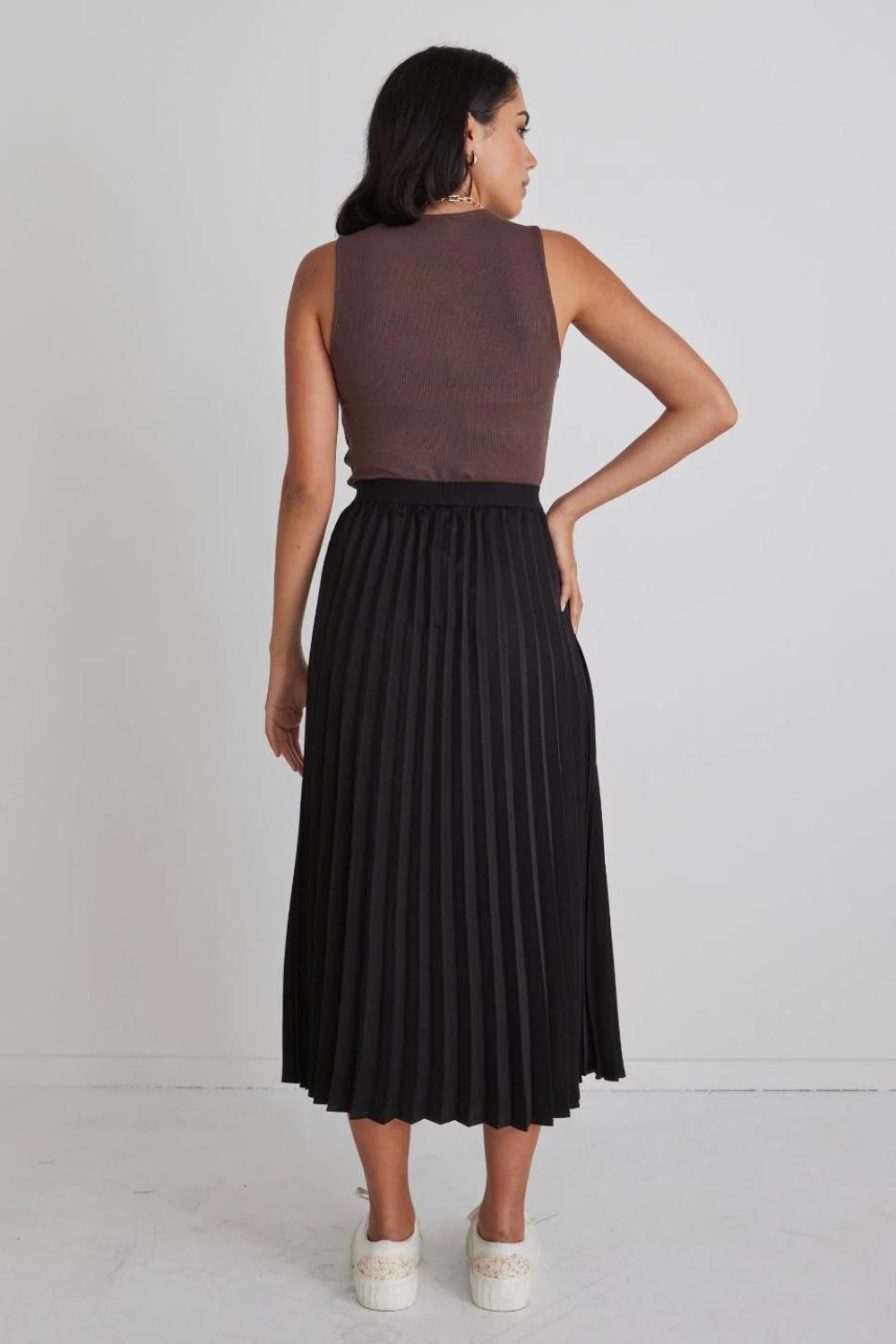 Black pleated sales midi skirt satin
