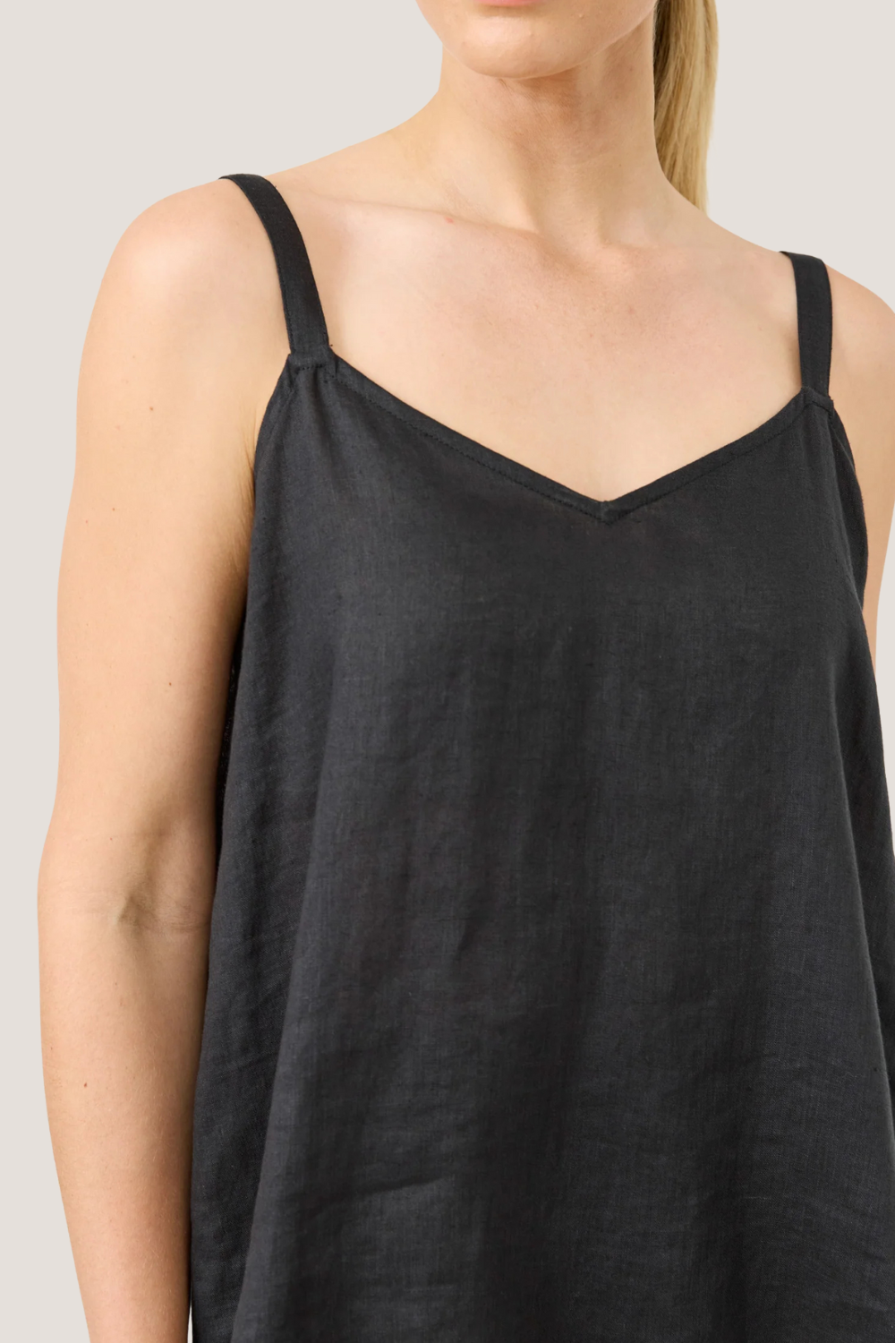 Studio Tank | Ebony