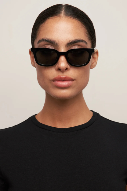 Nia | Black/Smoke